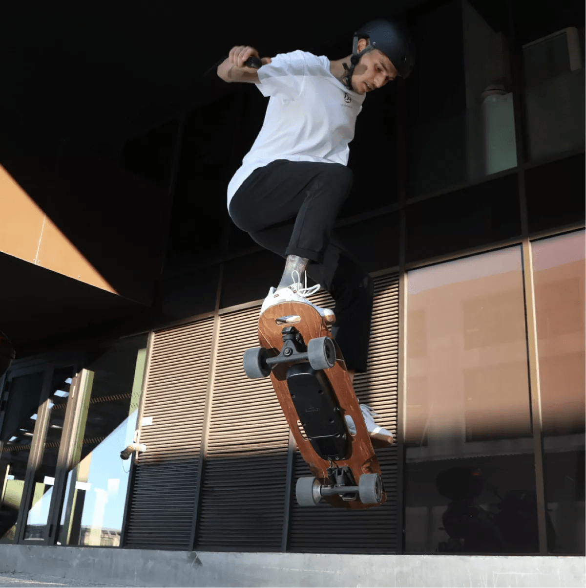 Skateboard électrique Nimbus par Elwing - California Street